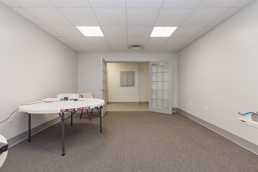 More Photos Of 5513 N Oxford St, Indianapolis Showroom For Lease