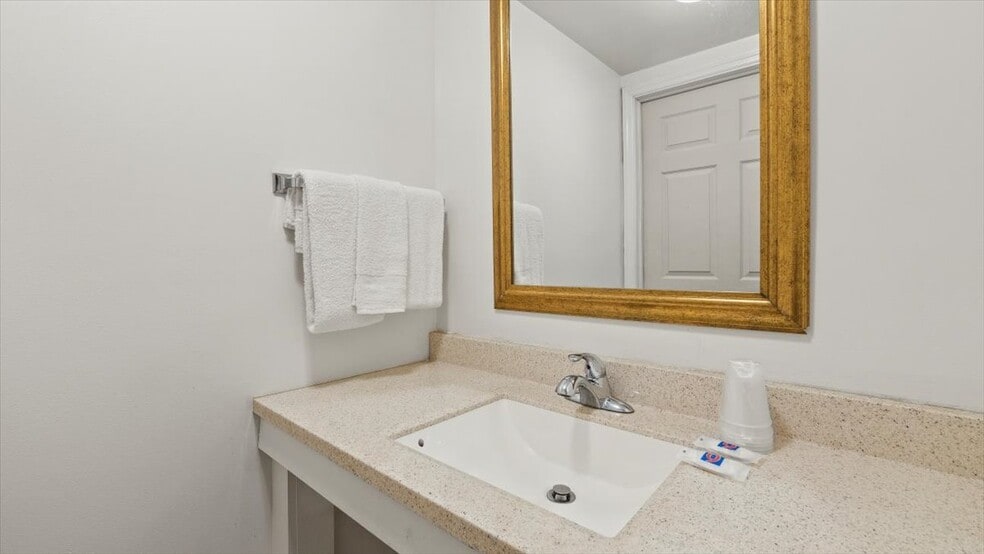 More Photos Of 5 Canada St, Lake George Hotel For Sale