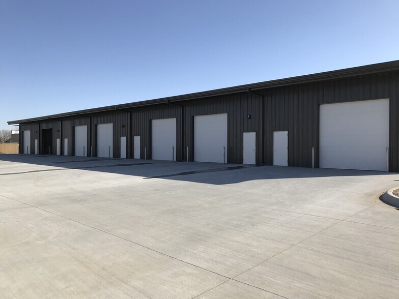 More Photos Of 3221 N Ridge Rd, Wichita Industrial For Lease