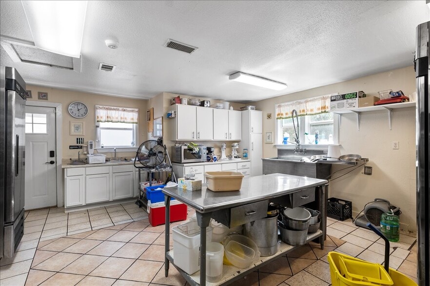 More Photos Of 2607 E 5th St, Austin Religious Facility For Sale