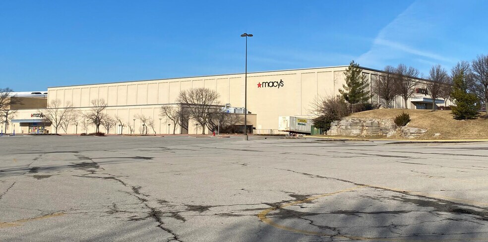 Primary Photo Of 18809 E 39th St S, Independence Department Store For Sale