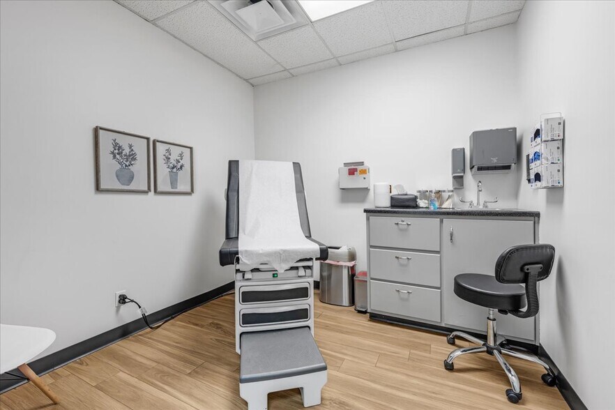 More Photos Of 421 N Broadway, Portland Medical For Sale
