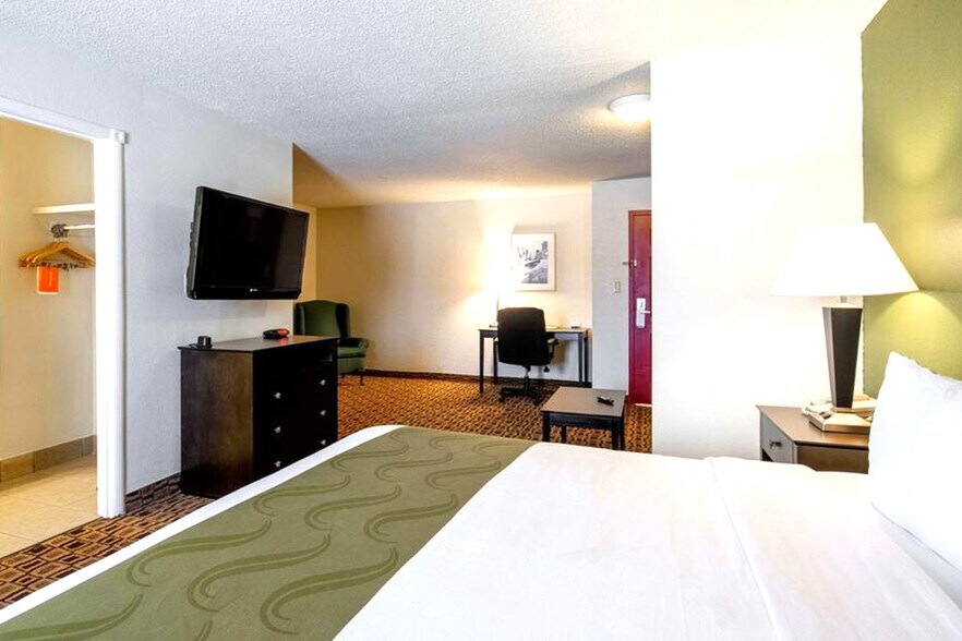 More Photos Of 658 S Westdale Dr, Wichita Hotel For Sale