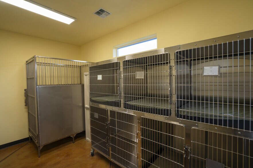 More Photos Of 660 N 7th Ave, Sequim Veterinarian Kennel For Sale