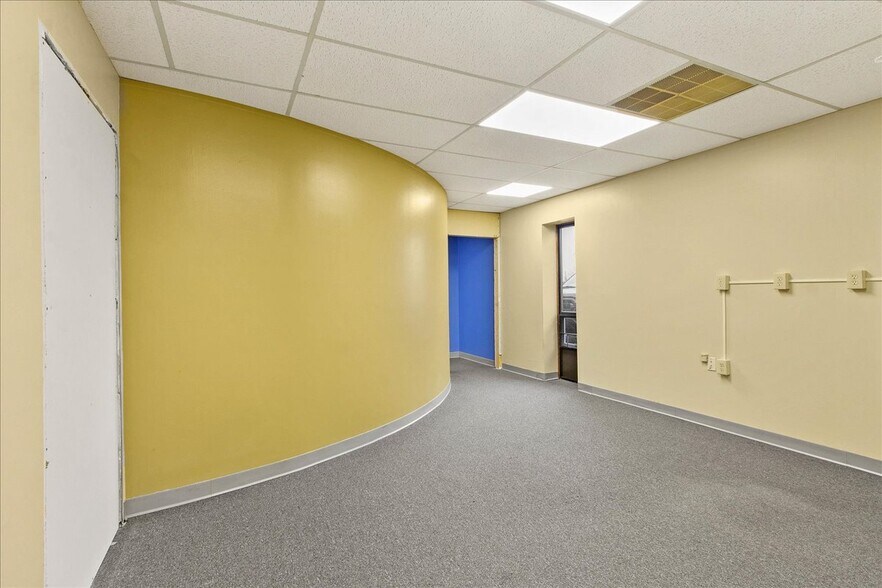 More Photos Of 6886 Wishart St, Huntsville Light Distribution For Lease