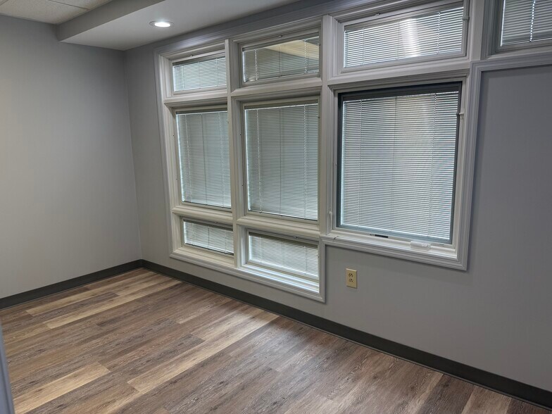 More Photos Of 400 N Main St, Centerville Office For Lease