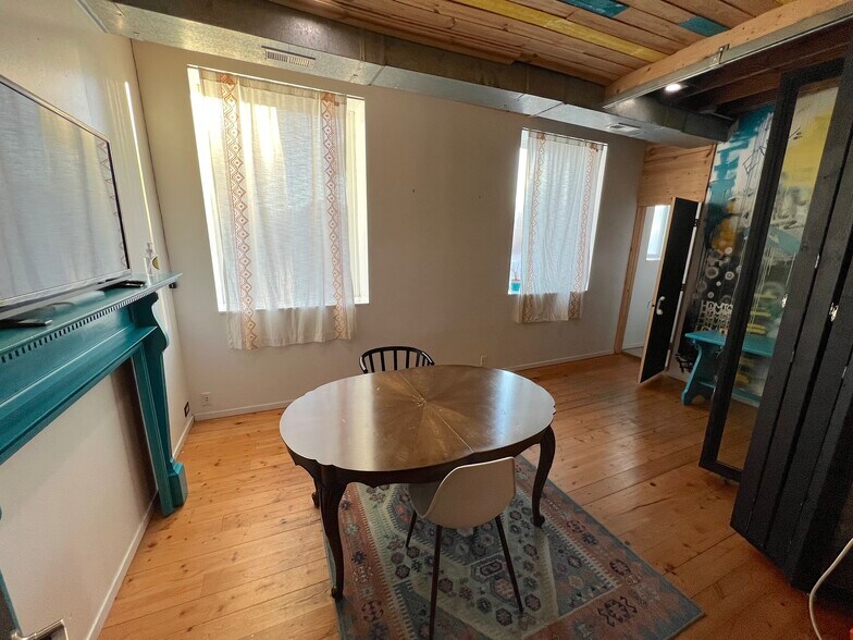 More Photos Of 1250 W Augusta Blvd, Chicago Showroom For Lease