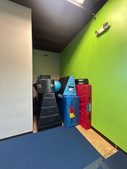 More Photos Of 2401 S A W Grimes Blvd, Round Rock Freestanding For Sale