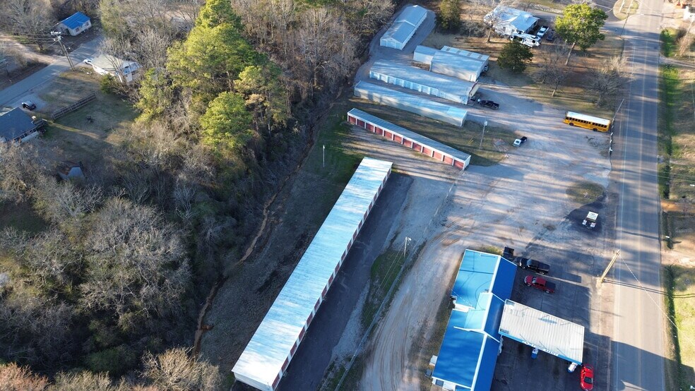 More Photos Of 914 Peach St, Selmer Self Storage For Sale