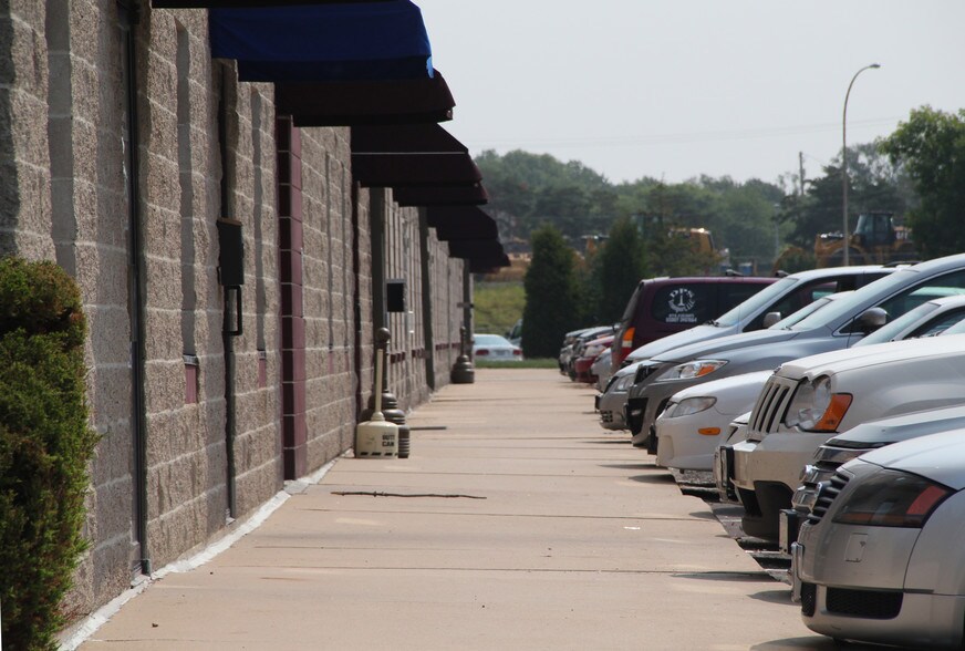 More Photos Of 9550 W Bloomington Fwy, Bloomington Coworking Space