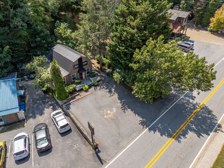 More Photos Of 172 Main st, Saluda Showroom For Sale