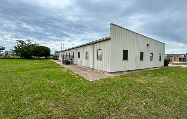 More Photos Of 2462 E Long Ave, Fort Worth Office For Sale