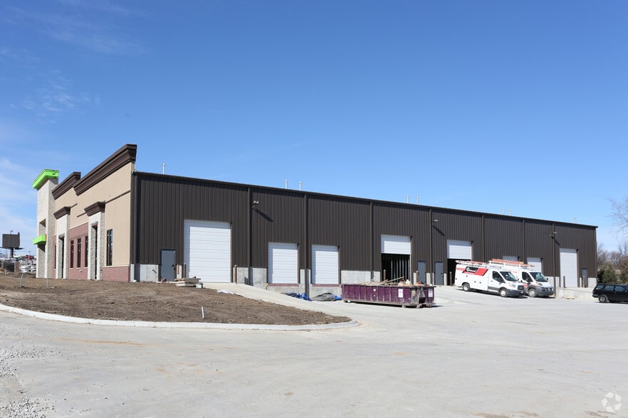 More Photos Of 683-695 N Lindenwood Dr, Olathe Distribution For Lease