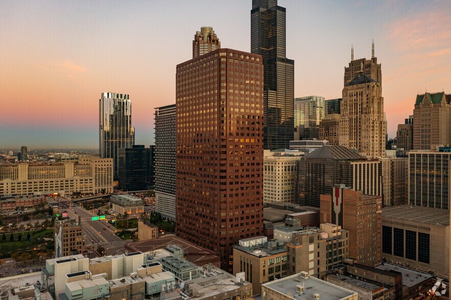 More Photos Of 425 S Financial Pl, Chicago Office For Lease