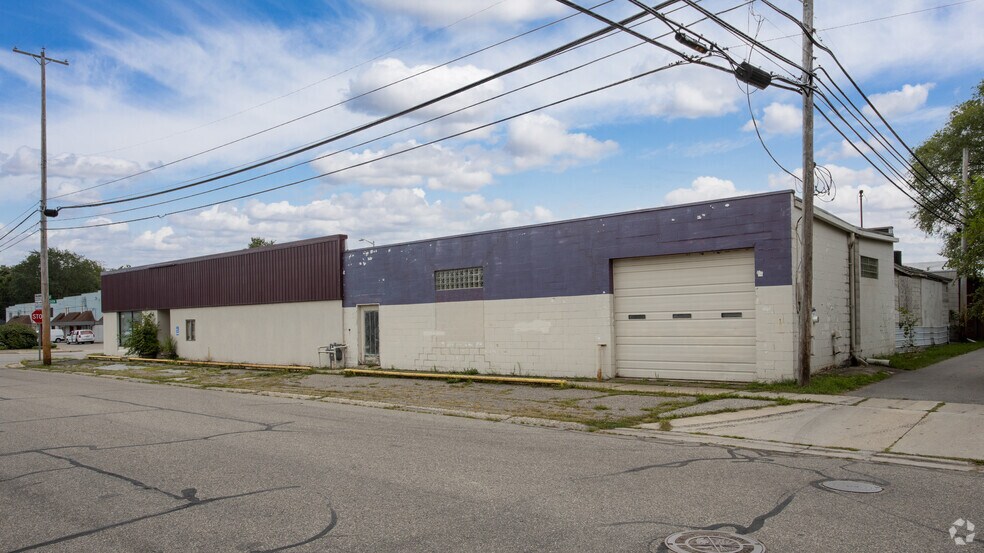 More Photos Of 319 N Mission St, Mt Pleasant Showroom For Sale