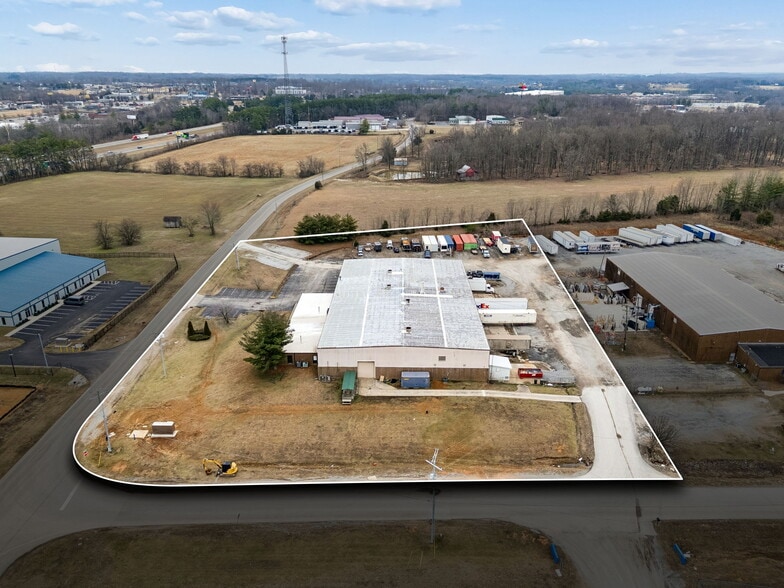 Primary Photo Of 411 Industrial Dr, White House Manufacturing For Lease