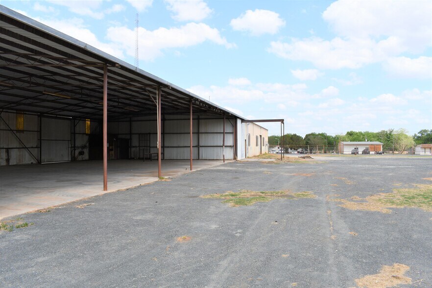 More Photos Of 1737 Hwy 81, Pearsall Warehouse For Sale
