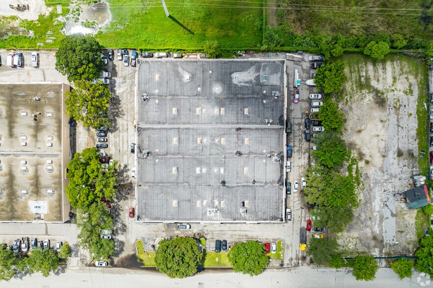 More Photos Of 6350-6370 NW 82nd Ave, Miami Light Manufacturing For Lease