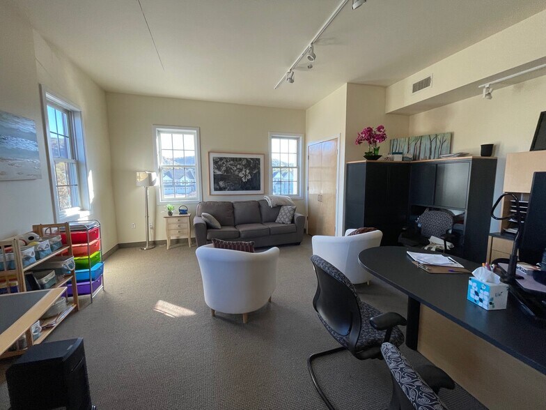 More Photos Of 245 Amity Rd, Woodbridge Storefront Retail Office For Lease