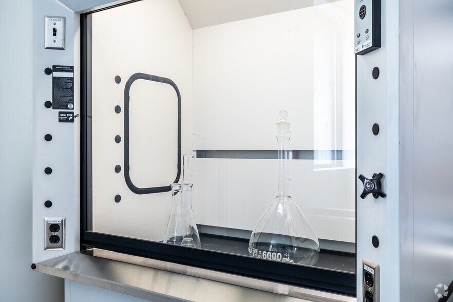 More Photos Of 154 Calvary St, Waltham Research And Development For Lease