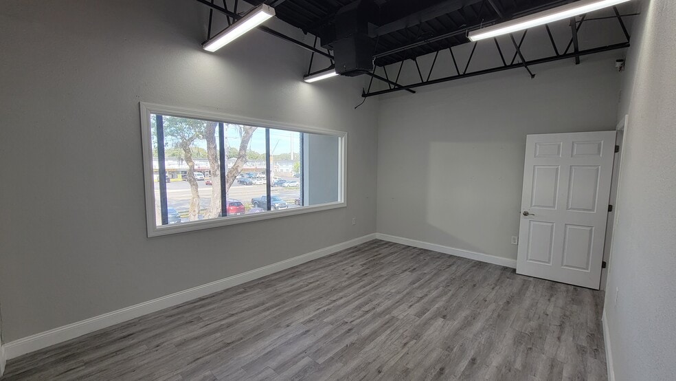 More Photos Of 4815-4817 E Busch Blvd, Tampa Storefront Retail Office For Lease