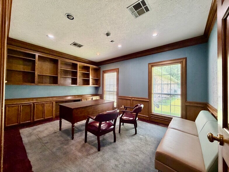 More Photos Of 3560 Delaware St, Beaumont Medical For Sale
