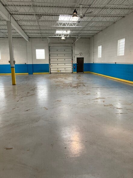 More Photos Of 139-141 Crossen Ave, Elk Grove Village Warehouse For Lease