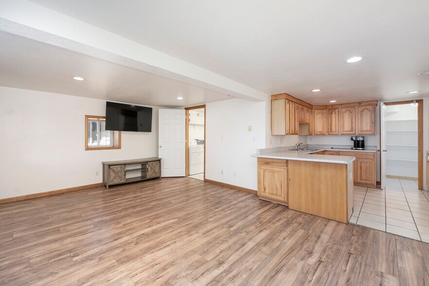 More Photos Of 695 Agate ave, Granby Flex For Sale