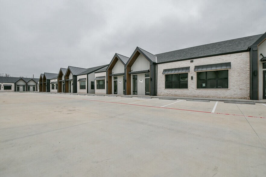 More Photos Of 1325 Main St, Katy Office For Lease