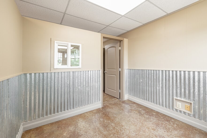More Photos Of 530 Seydler st, Gonzales Office For Sale