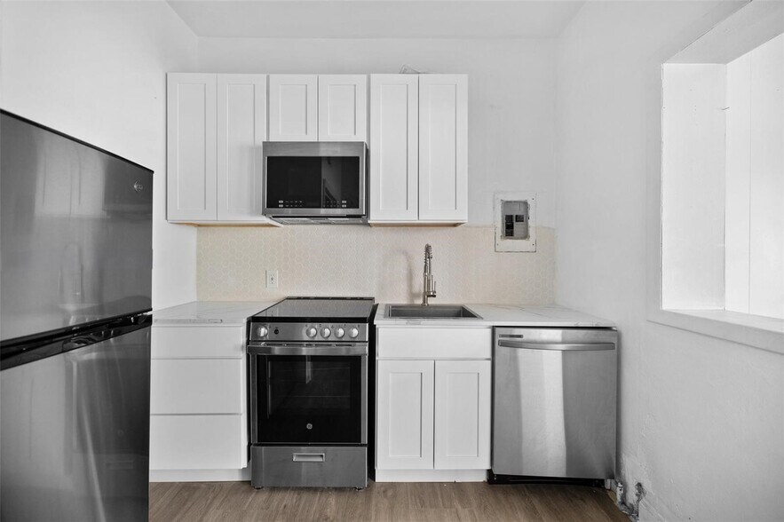 More Photos Of 2822 Pine Tree Dr, Miami Beach Apartments For Sale