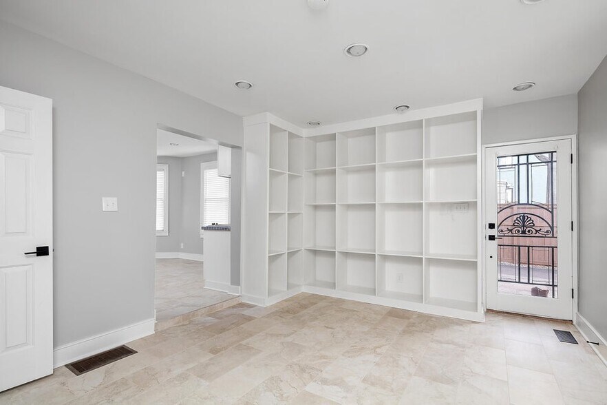 More Photos Of 640-642 W Main St, Lexington Office For Lease