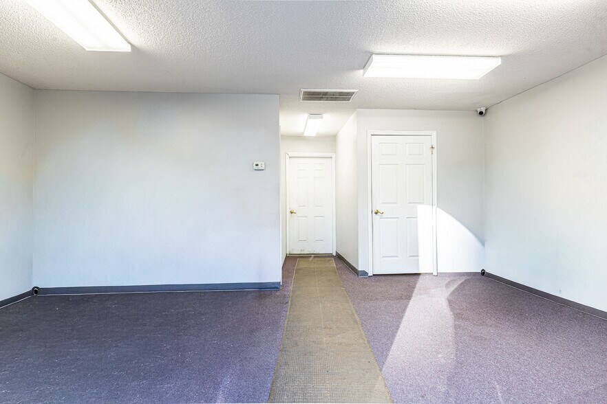 More Photos Of 1700 W 5th North St, Summerville Flex For Sale