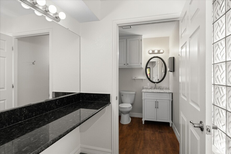More Photos Of 310 W Bluff St, Granbury Office For Sale
