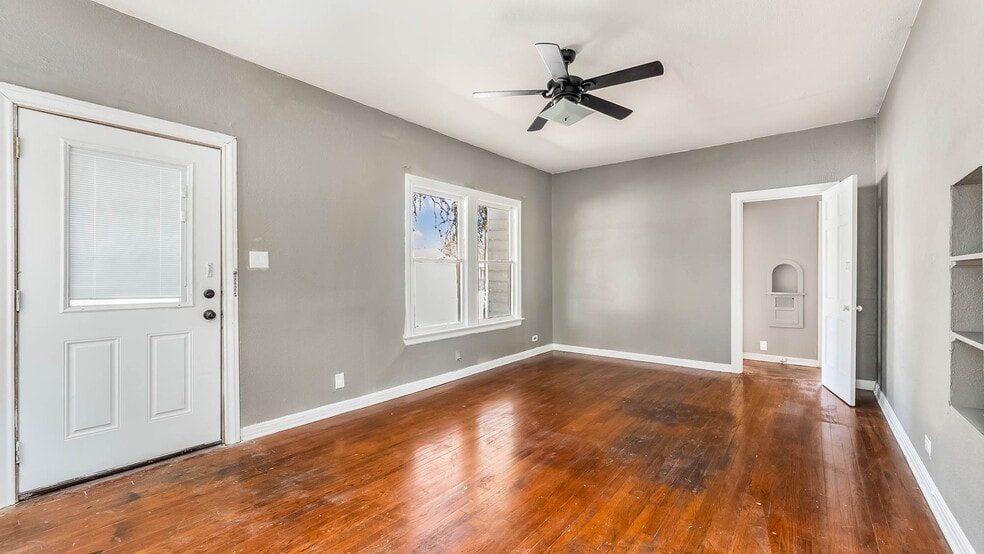 More Photos Of 1018 W Hildebrand Ave, San Antonio Storefront Retail Office For Sale