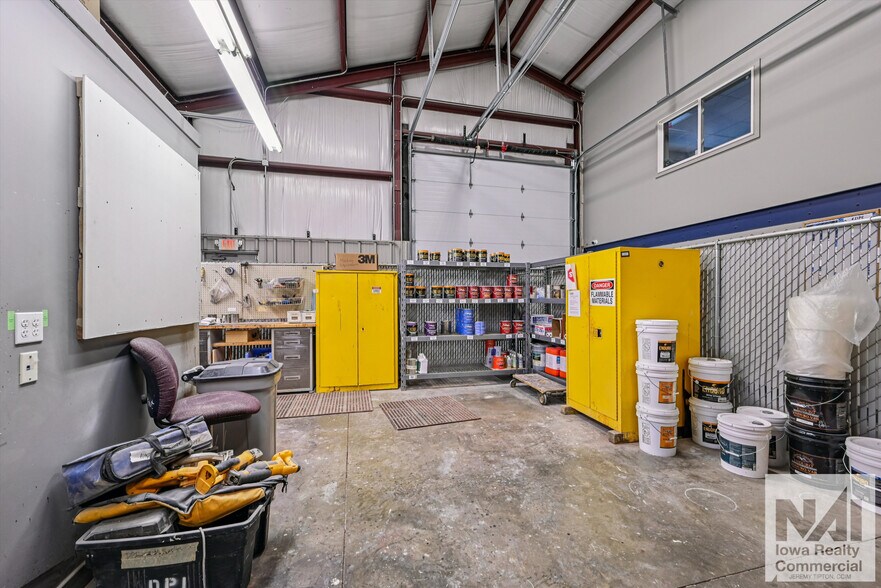 More Photos Of 1402 SW 18th St, Cedar Rapids Warehouse For Sale