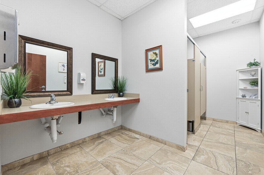 More Photos Of 333 E Highway 290, Dripping Springs Office For Lease