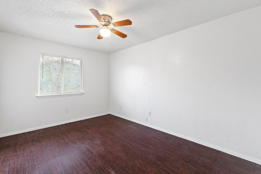 More Photos Of 6913 Wentworth Dr, Austin Multifamily For Sale