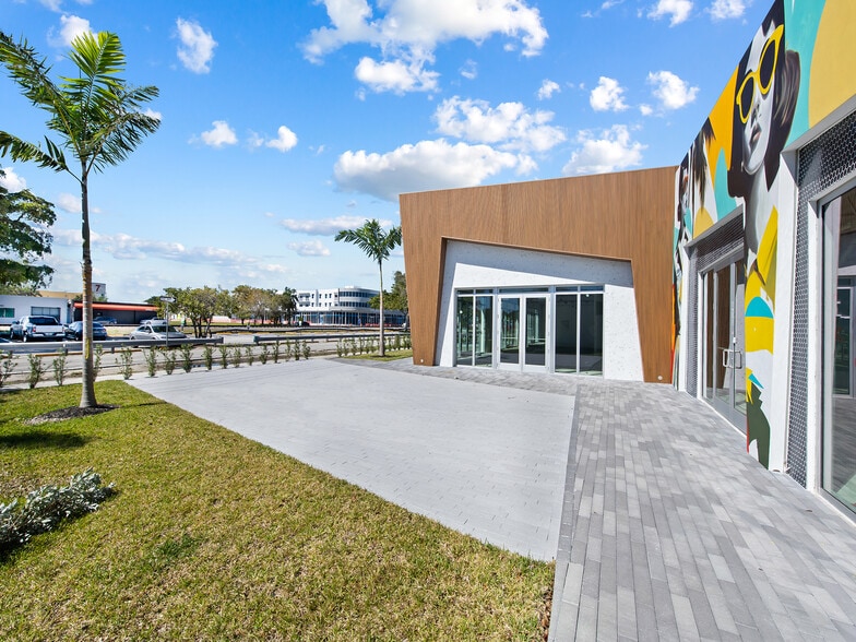 More Photos Of 410-470 NE 1st Ave, Hallandale Restaurant For Lease