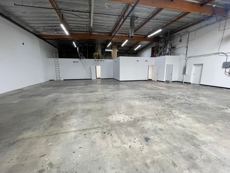 More Photos Of 19428-19434 Business Center Dr, Northridge Warehouse For Lease