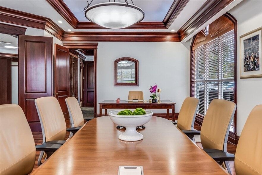 More Photos Of 599 9th St N, Naples Office For Sale