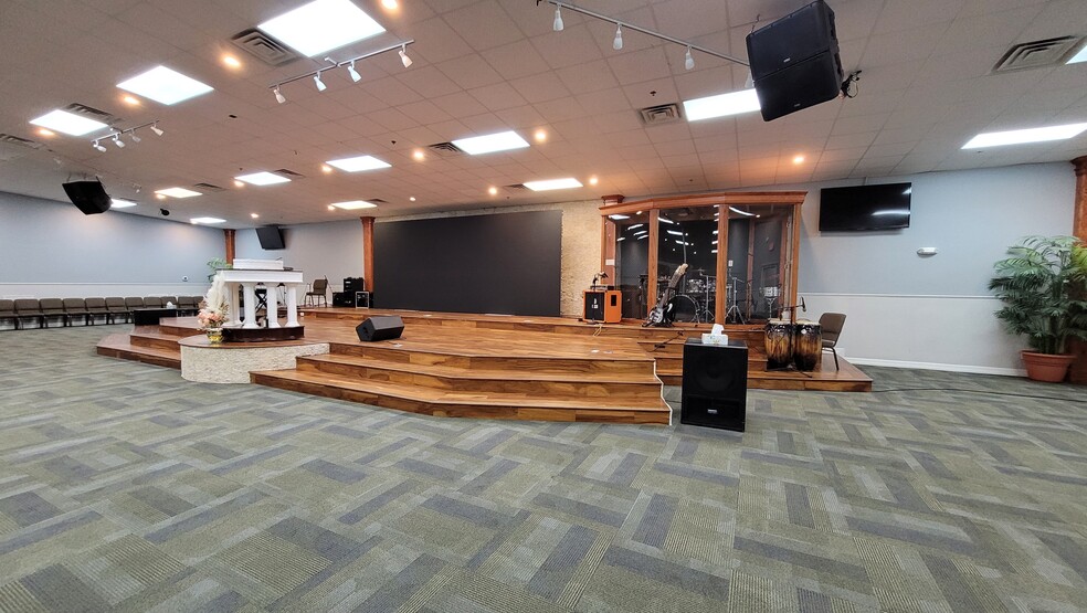 More Photos Of 8988 Glenmont Dr, Houston Light Distribution For Lease
