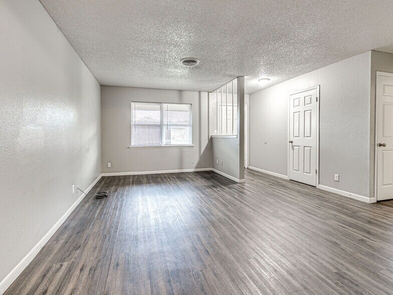 More Photos Of 1220 SE 9th St, Pryor Apartments For Sale