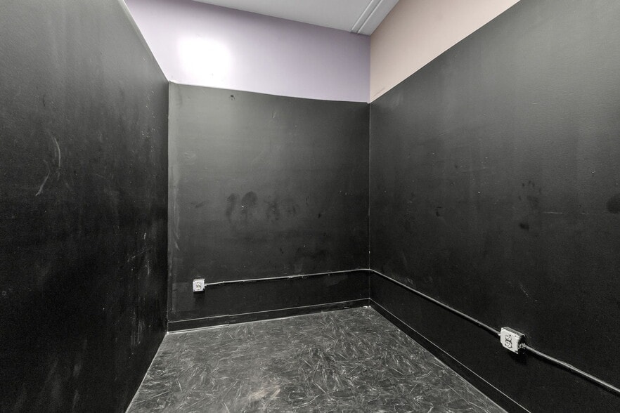 More Photos Of 16906 E Nine Mile Rd, Eastpointe Storefront For Sale