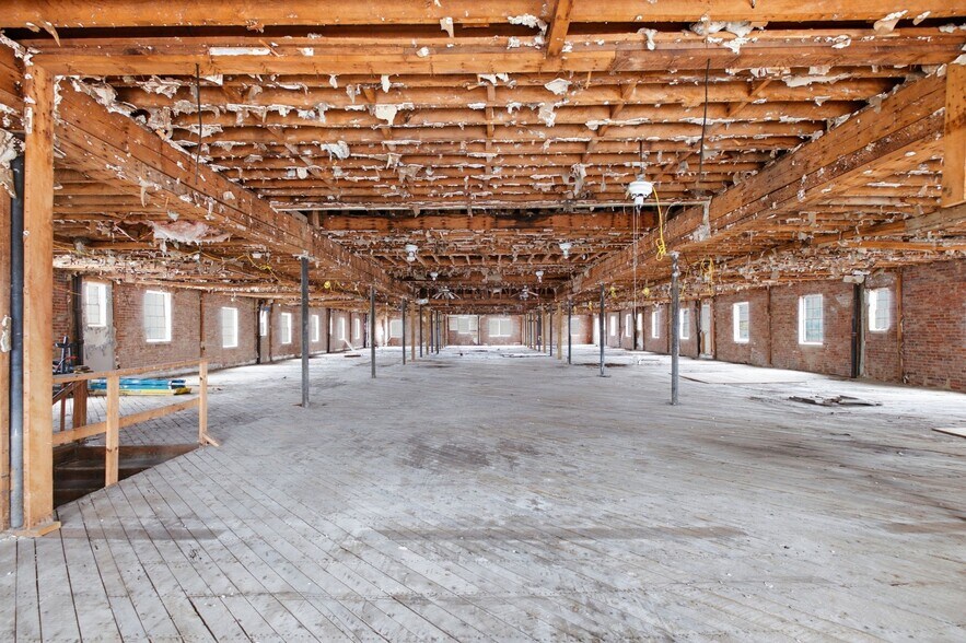 More Photos Of 1 Public Square Red Boiling Springs Sq, Lafayette Showroom For Sale