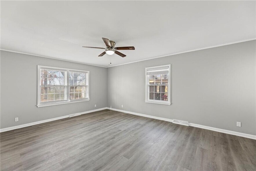 More Photos Of 13120 4th St, Grandview Industrial For Sale