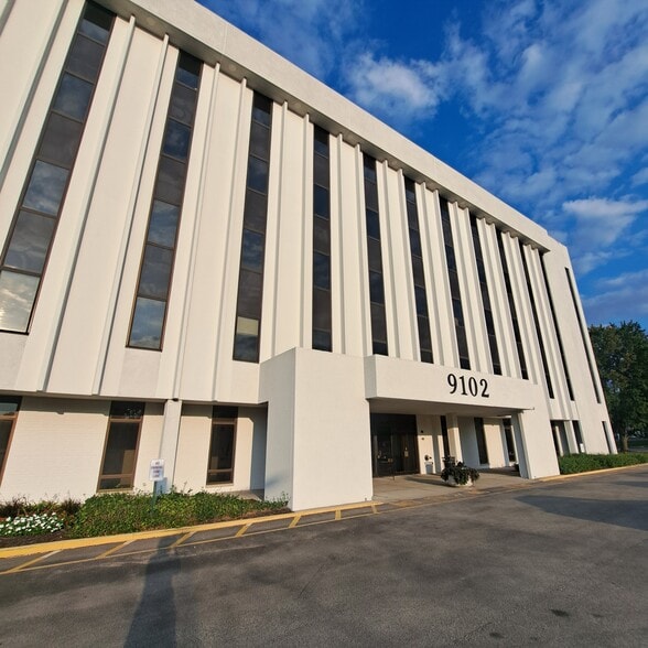 More Photos Of 9102 N Meridian St, Indianapolis Office For Lease