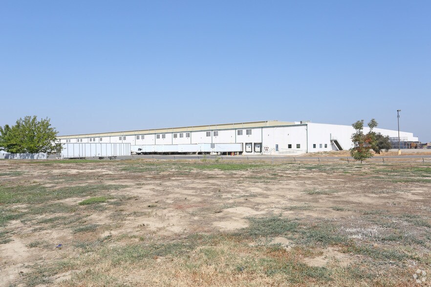 More Photos Of 2500 N Plaza Dr, Visalia Distribution For Lease