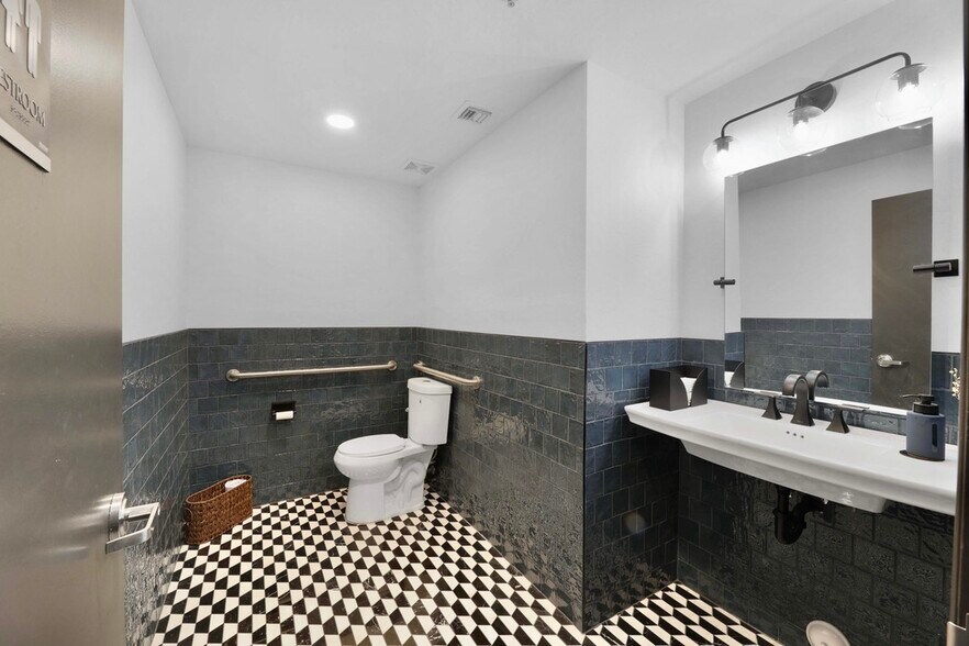 More Photos Of 5620 W Thunderbird Rd, Glendale Medical For Sale