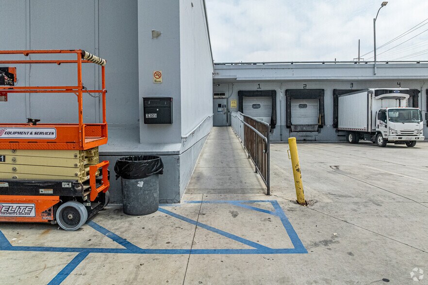 More Photos Of 3305 E Vernon Ave, Vernon Refrigeration Cold Storage For Lease